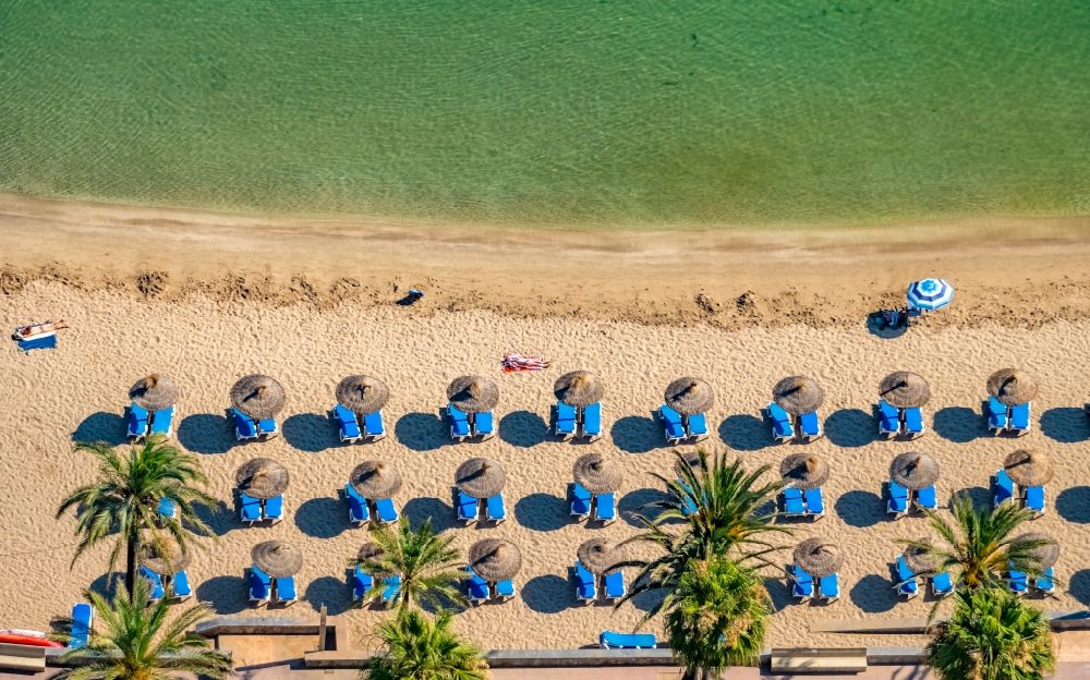 Luftbild Soller - Sonnenschirmreihen am Sand- Strand im Küstenbereich entlang der Carrer de la Marina in Soller in Balearische Insel Mallorca, Spanien