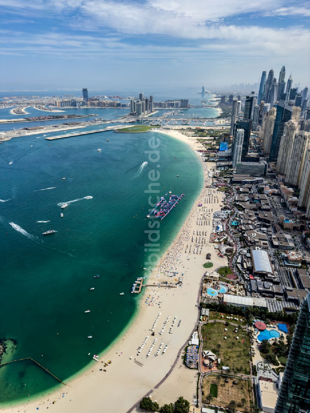 Dubai aus der Vogelperspektive: Sonnenschirmreihen am Sand- Strand im Küstenbereich JBR Beach in Dubai in Vereinigte Arabische Emirate