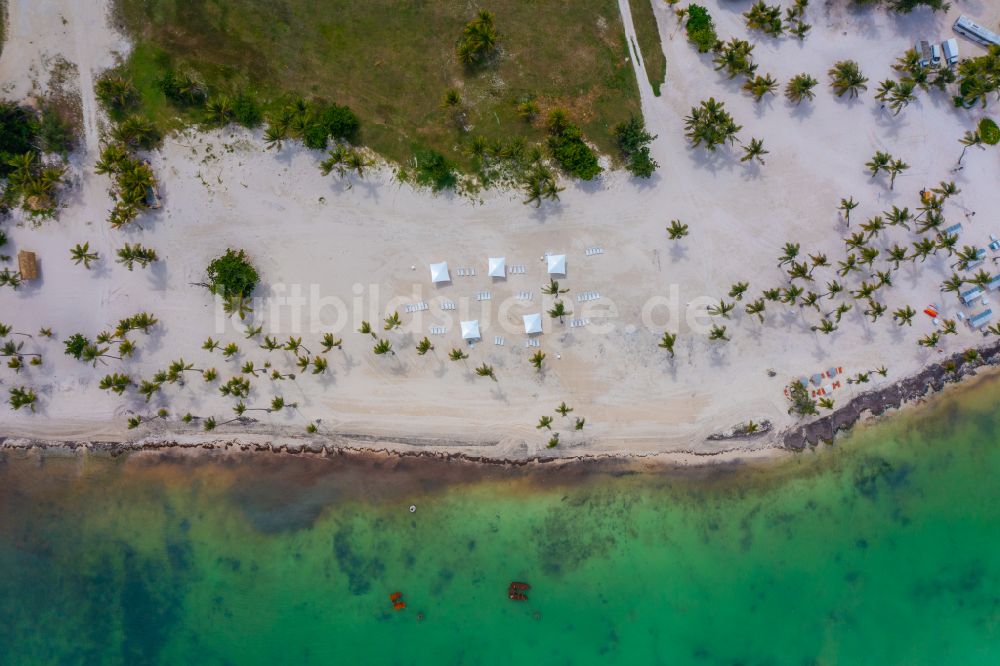 Luftbild Punta Cana - Sonnenschirmreihen am Sand- Strand im Küstenbereich Juanillo Beach in Punta Cana in La Altagracia, Dominikanische Republik