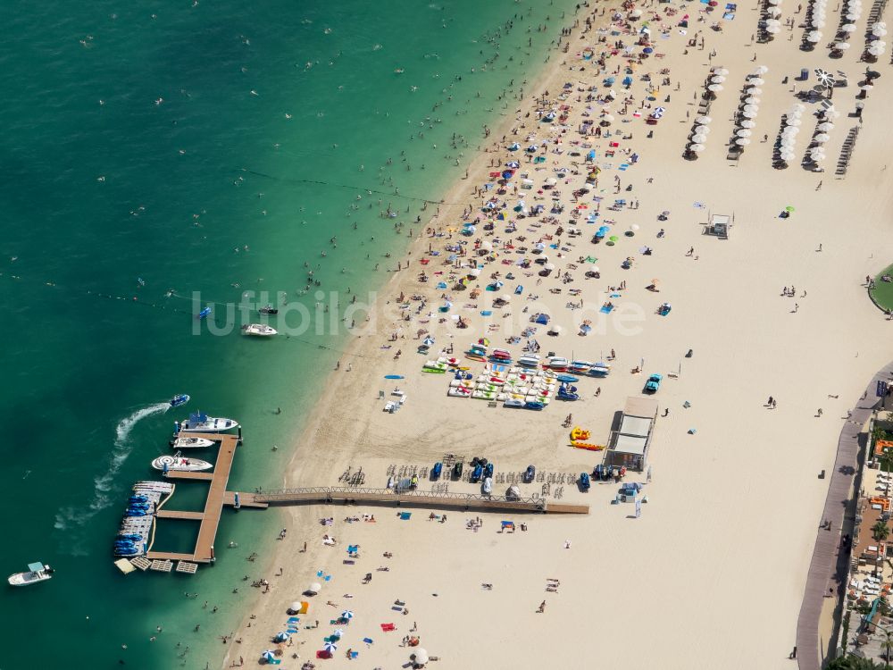 Luftbild Dubai - Sonnenschirmreihen am Sand- Strand im Küstenbereich Marina Beach in Dubai in Vereinigte Arabische Emirate