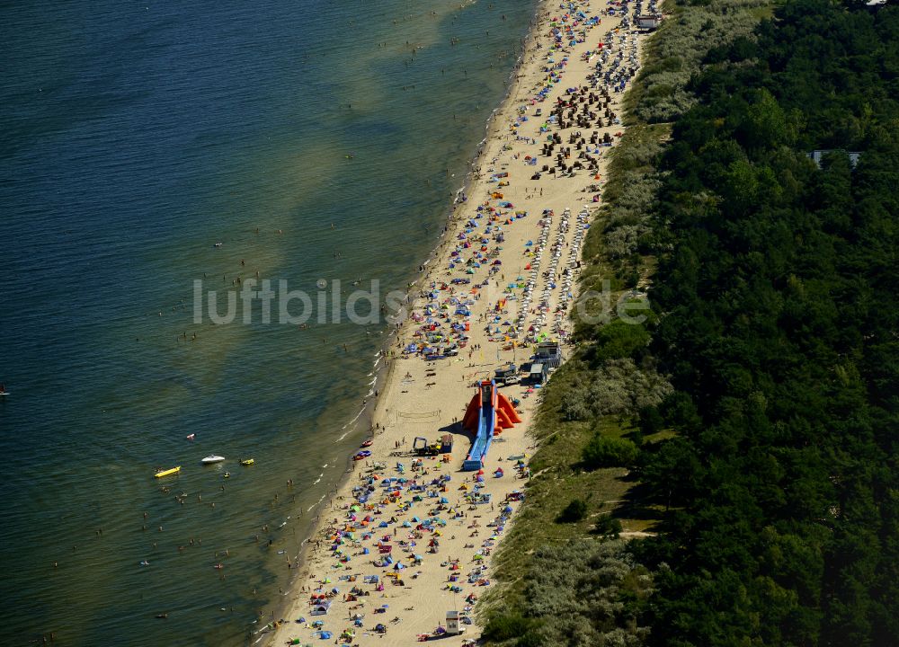 Luftbild Zinnowitz - Sonnenschirmreihen am Sand- Strand im Küstenbereich der Ostsee mit einer Wasserrutsche in Zinnowitz im Bundesland Mecklenburg-Vorpommern, Deutschland