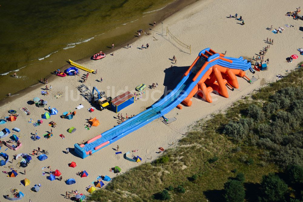 Luftaufnahme Zinnowitz - Sonnenschirmreihen am Sand- Strand im Küstenbereich der Ostsee mit einer Wasserrutsche in Zinnowitz im Bundesland Mecklenburg-Vorpommern, Deutschland