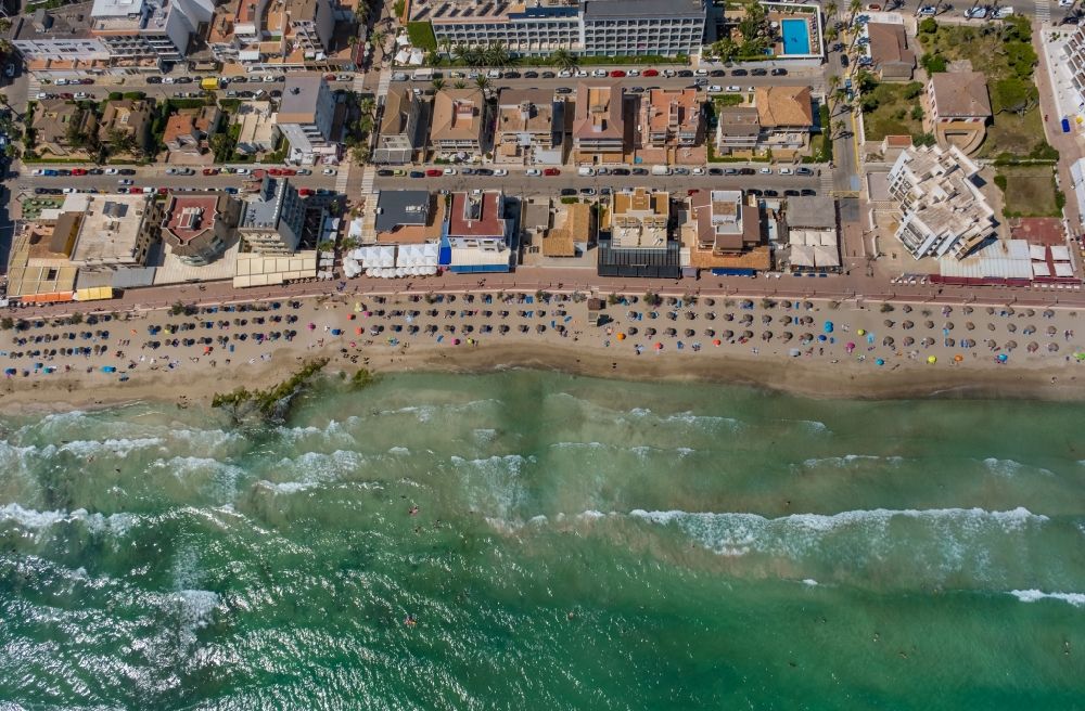 Luftaufnahme Can Picafort - Sonnenschirmreihen am Sand- Strand im Küstenbereich am Passeig Enginyer Antoni Garau in Can Picafort in Balearische Insel Mallorca, Spanien