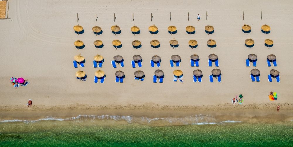 Luftbild Pollenca - Sonnenschirmreihen am Sand- Strand im Küstenbereich des Platja de Can Cap de Bou am Passeig de Londres in Pollenca in Balearische Insel Mallorca, Spanien