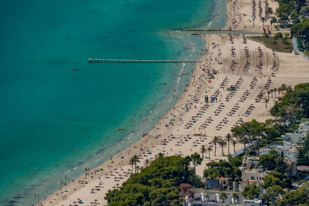 Luftbild Alcudia - Sonnenschirmreihen am Sand- Strand im Küstenbereich an dem Steg Embarcadero Subsajala in Alcudia in Balearische Insel Mallorca, Spanien
