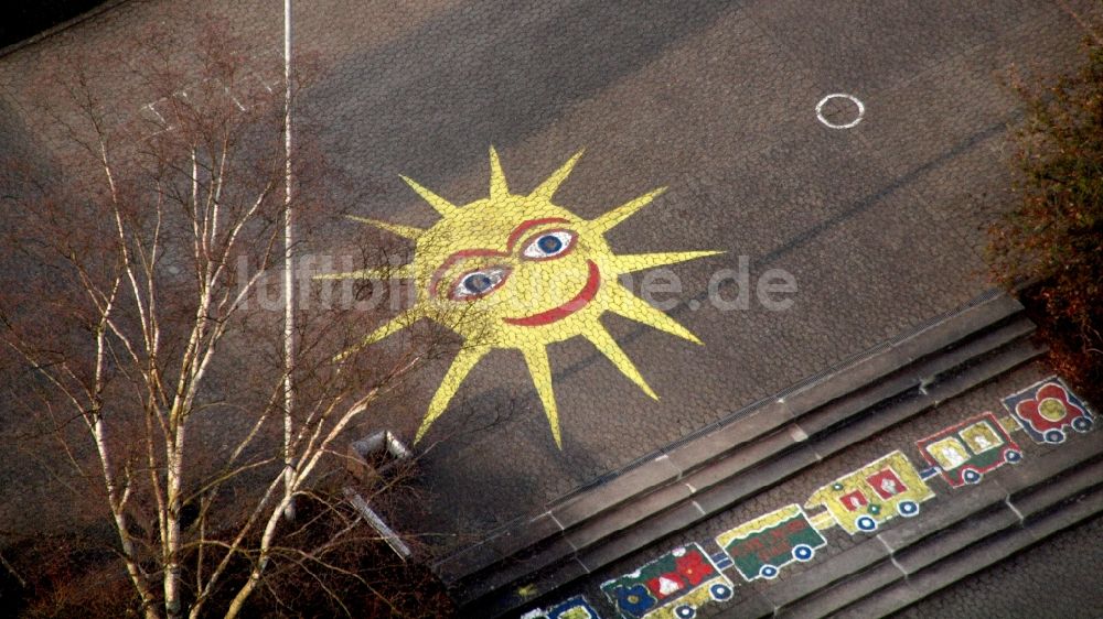 Luftaufnahme Rengsdorf - Sonnensymbol auf dem Schulhof der Astrid-Lindgren-Schule in Rengsdorf im Bundesland Rheinland-Pfalz, Deutschland