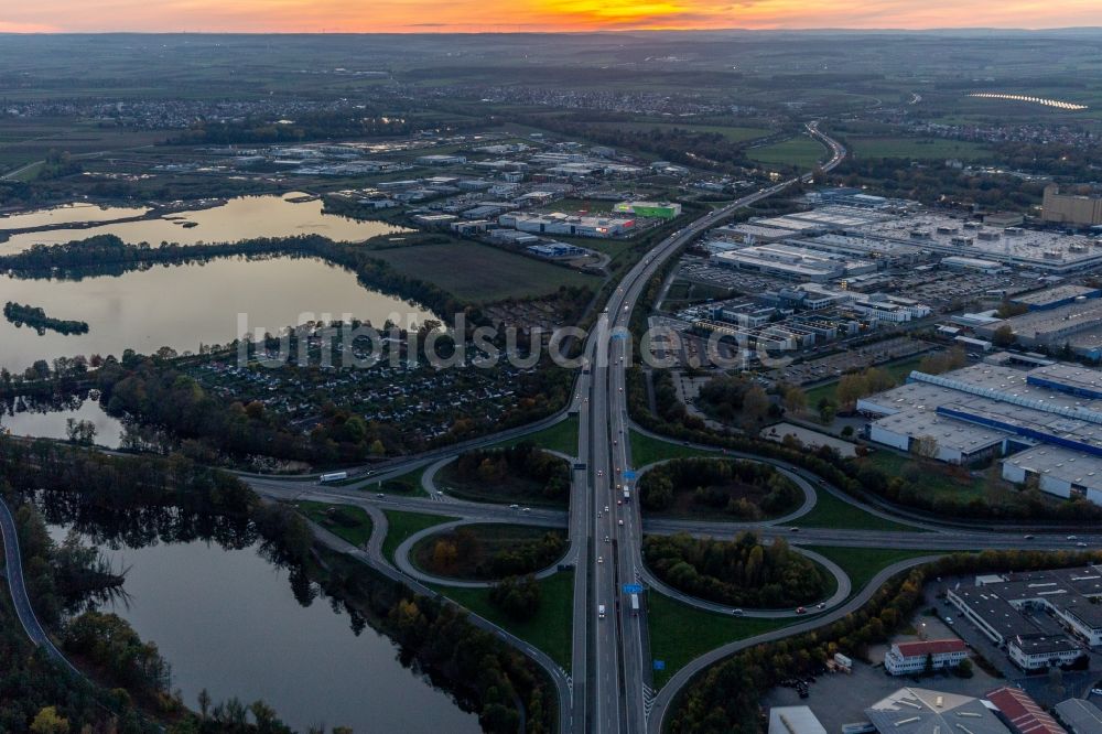 Luftbild Schweinfurt - Sonnenuntergang am Autobahnkreuz der BAB A7 Ausfahrt Zentrum in Schweinfurt im Bundesland Bayern, Deutschland