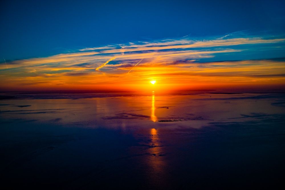 Luftbild Wurster Nordseeküste - Sonnenuntergang über der Außenweser in Wurster Nordseeküste im Bundesland Niedersachsen, Deutschland