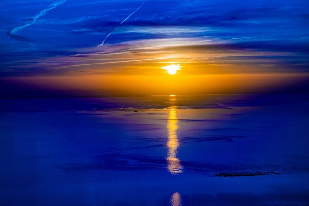 Luftaufnahme Wurster Nordseeküste - Sonnenuntergang über der Außenweser in Wurster Nordseeküste im Bundesland Niedersachsen, Deutschland
