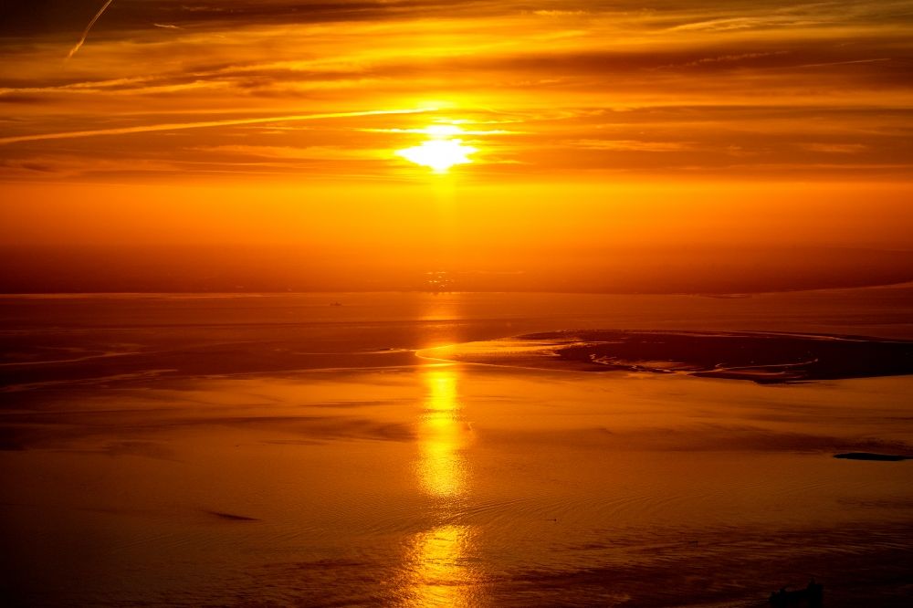 Wurster Nordseeküste aus der Vogelperspektive: Sonnenuntergang über der Außenweser in Wurster Nordseeküste im Bundesland Niedersachsen, Deutschland