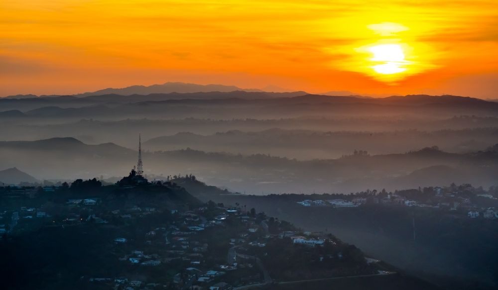 Luftbild Los Angeles - Sonnenuntergang über den Hollywood Hills in Los Angeles in Kalifornien, USA