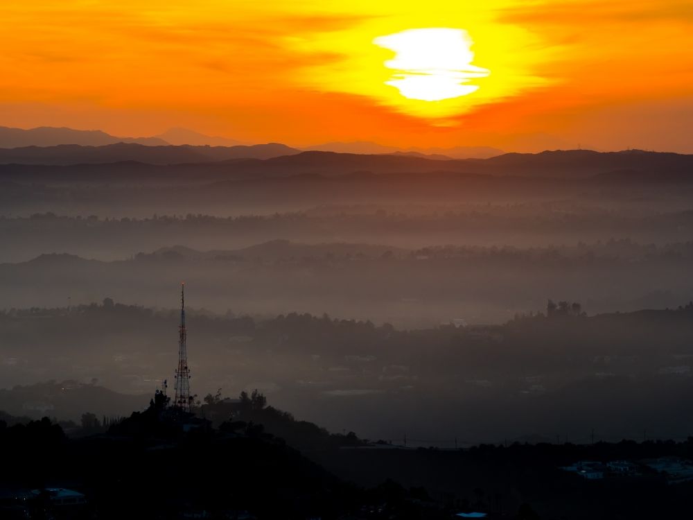 Los Angeles von oben - Sonnenuntergang über den Hollywood Hills in Los Angeles in Kalifornien, USA