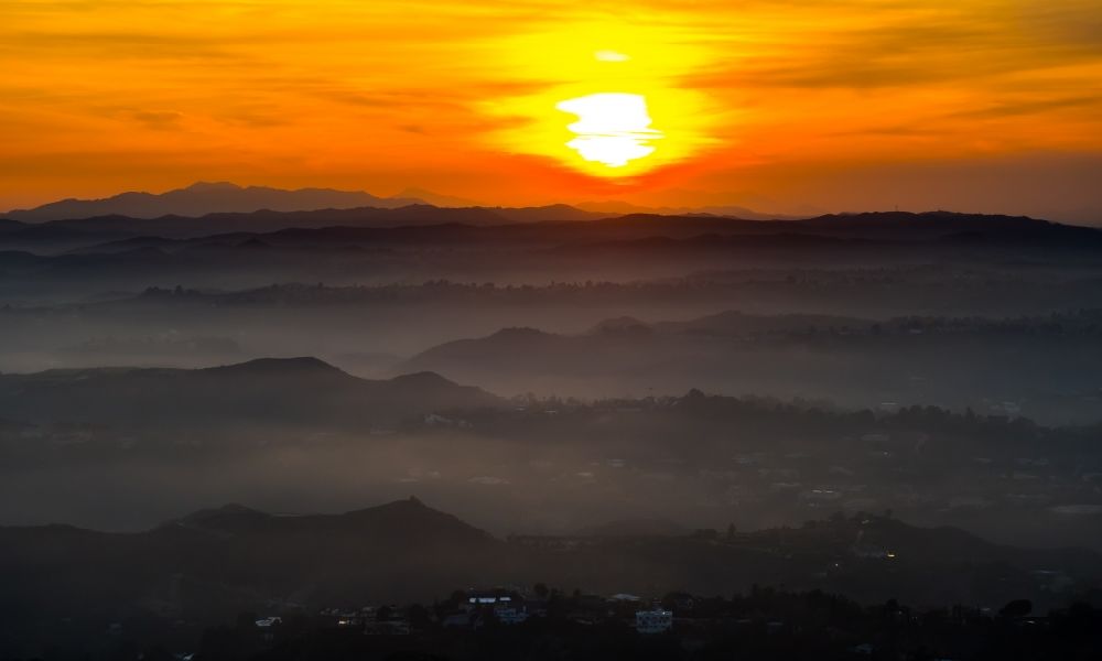 Los Angeles aus der Vogelperspektive: Sonnenuntergang über den Hollywood Hills in Los Angeles in Kalifornien, USA