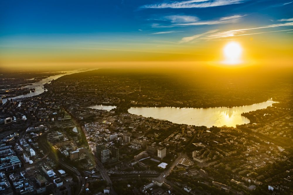 Luftbild Hamburg - Sonnenuntergang über dem Innenstadtbereich an den Uferbereichen der Binnenalster und Außenalster im Ortsteil Sankt Georg in Hamburg, Deutschland