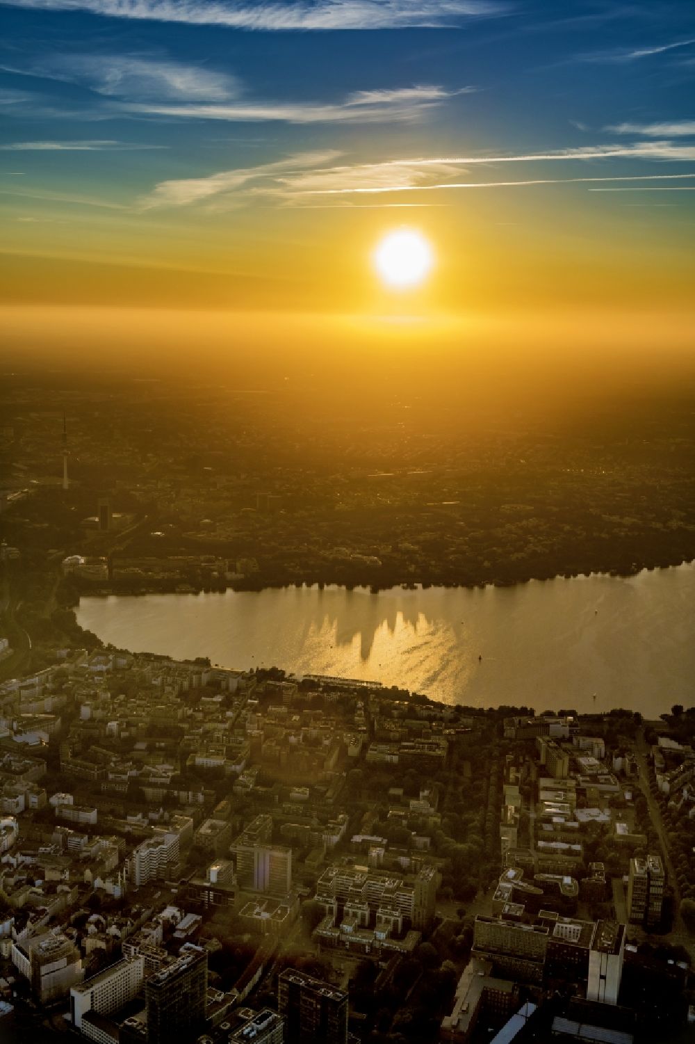 Luftaufnahme Hamburg - Sonnenuntergang über dem Innenstadtbereich an den Uferbereichen der Binnenalster und Außenalster im Ortsteil Sankt Georg in Hamburg, Deutschland