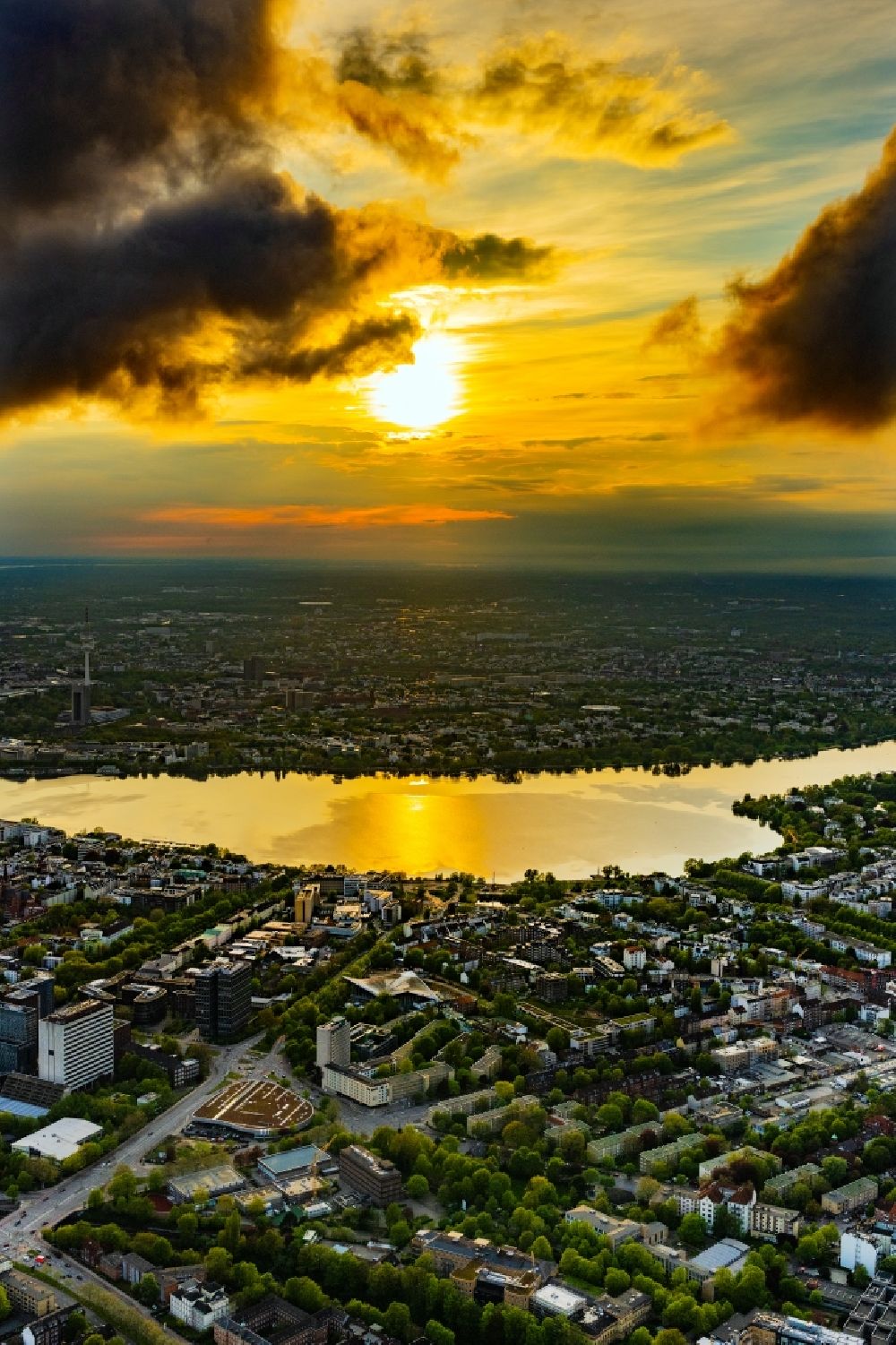 Hamburg von oben - Sonnenuntergang über dem Innenstadtbereich an den Uferbereichen der Binnenalster und Außenalster im Ortsteil Sankt Georg in Hamburg, Deutschland