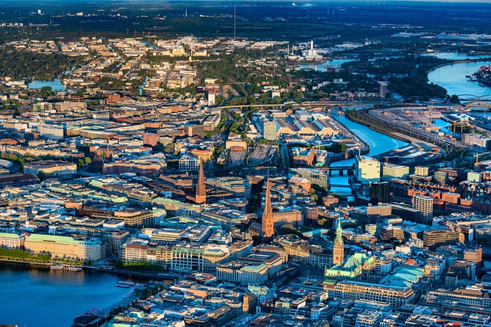 Luftaufnahme Hamburg - Sonnenuntergang über dem Innenstadtbereich an den Uferbereichen der Binnenalster und des Nikolaifleet im Ortsteil Altstadt in Hamburg, Deutschland