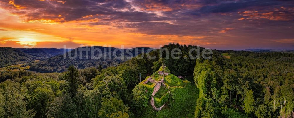 Herbolzheim von oben - Sonnenuntergang über Ruine und Mauerresten der ehemaligen Burganlage der Veste Kirnburg Bleichheim in Herbolzheim im Bundesland Baden-Württemberg, Deutschland