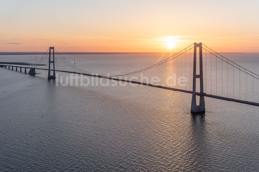 Luftbild Korsoer - Sonnenuntergang am Brückenbauwerk über den Großen Belt in Korsoer in Syddanmark, Dänemark