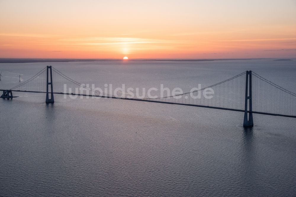 Korsoer von oben - Sonnenuntergang am Brückenbauwerk über den Großen Belt in Korsoer in Syddanmark, Dänemark