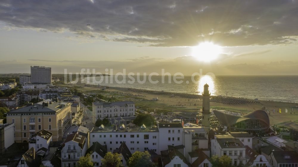 Luftaufnahme Rostock - Sonnenuntergang am Ensemble Leuchtturm - Teepott im Ortsteil Warnemünde in Rostock im Bundesland Mecklenburg-Vorpommern, Deutschland
