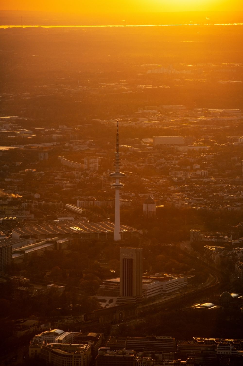 Hamburg von oben - Sonnenuntergang Fernsehturm Heinrich-Hertz-Turm am Messegelände in Hamburg
