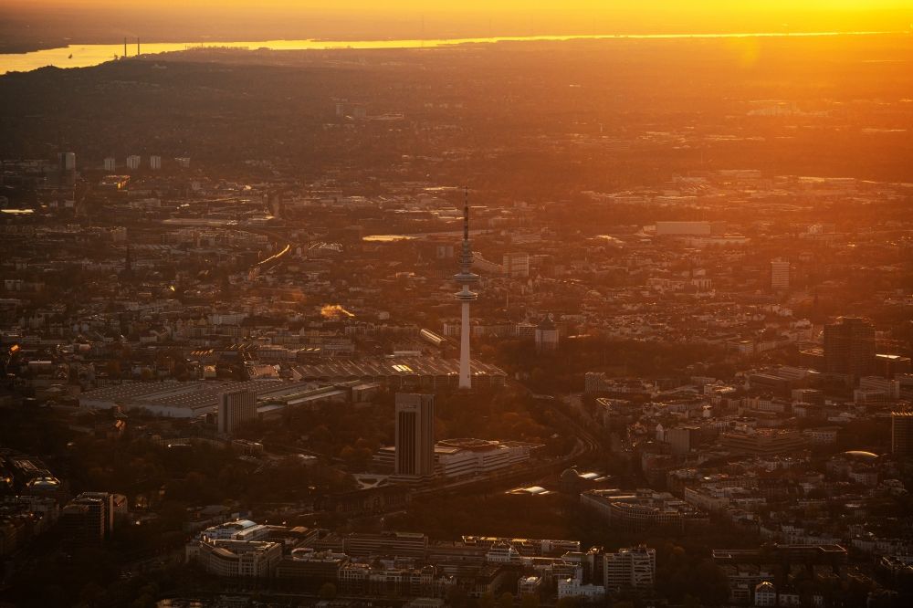 Luftaufnahme Hamburg - Sonnenuntergang Fernsehturm Heinrich-Hertz-Turm am Messegelände in Hamburg