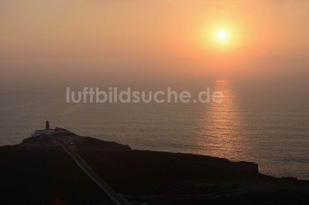 Luftbild Sagres - Sonnenuntergang am Leuchtturm auf der Südwestspitze des europäischen Festlands - Cabo de São Vicente bei Sagres in Portugal