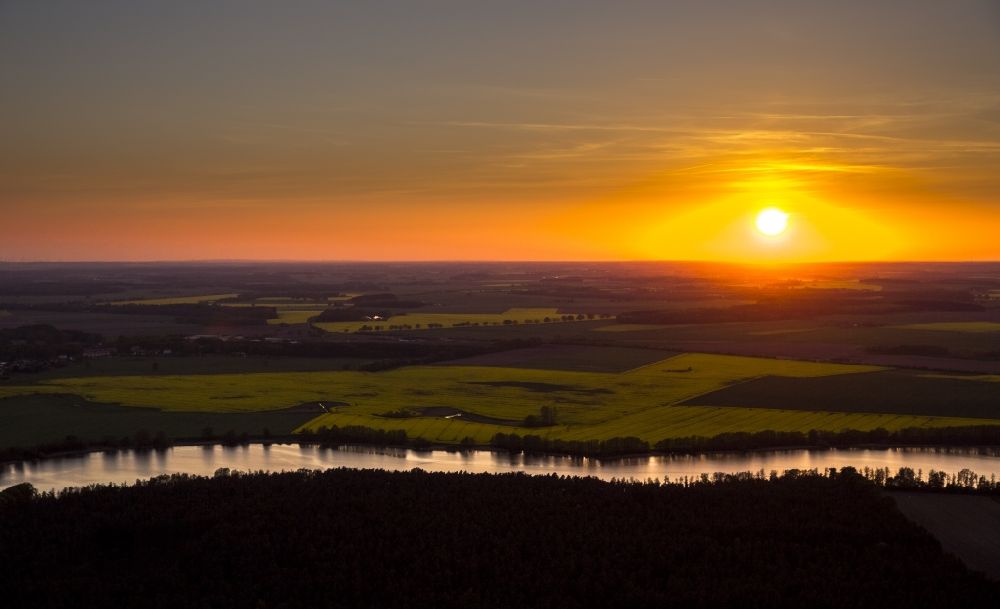 Lärz aus der Vogelperspektive: Sonnenuntergang am Müritzarm an der Mecklenburgische Seenplatte in Lärz im Bundesland Mecklenburg-Vorpommern