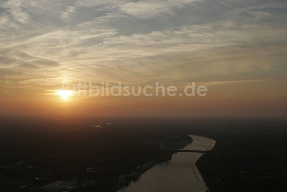 Kiel aus der Vogelperspektive: Sonnenuntergang am Nord-Ostsee-Kanal in Kiel im Bundesland Schleswig-Holstein