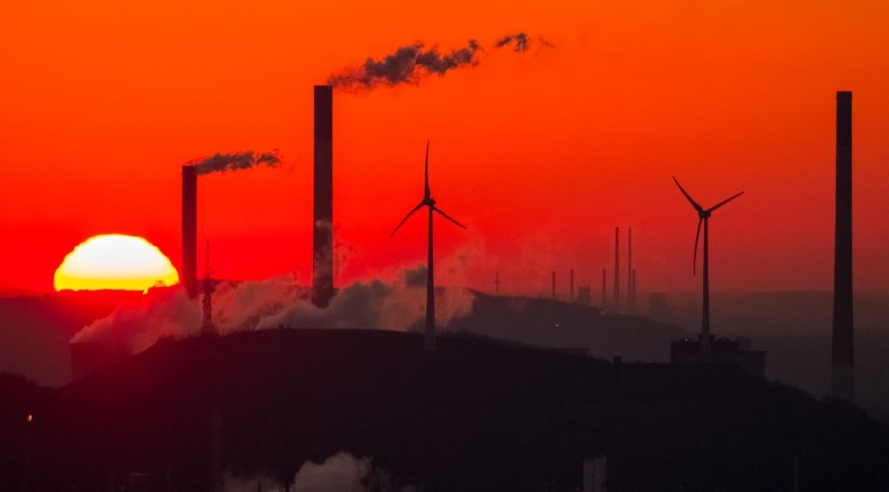 Gelsenkirchen von oben - Sonnenuntergang mit Rauchschwaden und Silhouette des Kraftwerk Scholven vor blauem Himmel in Gelsenkirchen im Bundesland Nordrhein-Westfalen