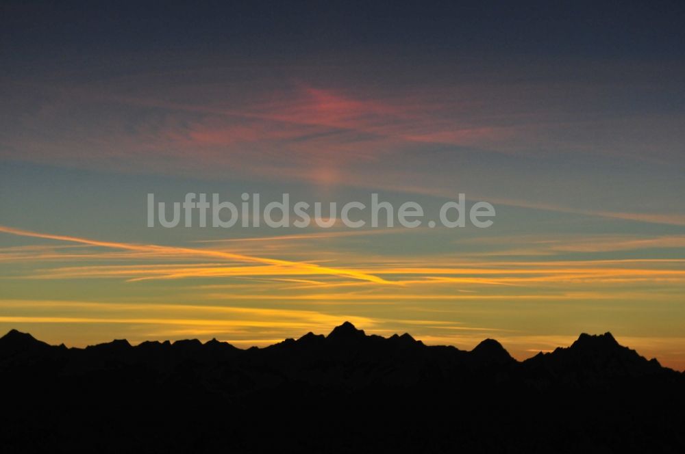 Wallis aus der Vogelperspektive Sonnenuntergang mit Silhouette der Berg Gipfel des Mont Blanc 