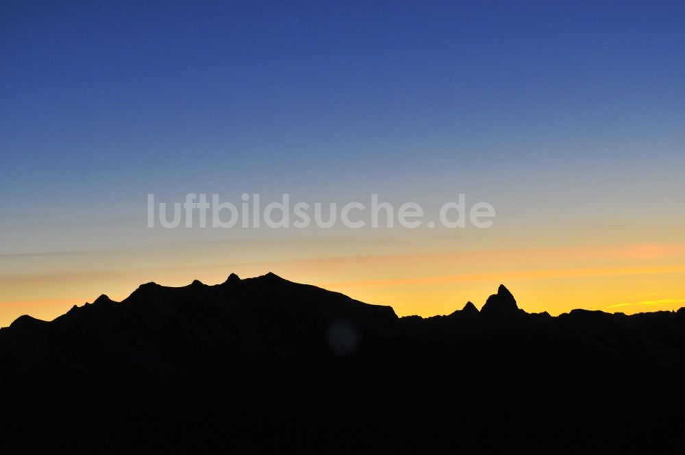 Luftaufnahme Wallis - Sonnenuntergang mit Silhouette der Berg - Gipfel des Mont Blanc , dem höchsten Berg im Gebirge der Alpen im Dreiländereck bei Wallis in der Schweiz