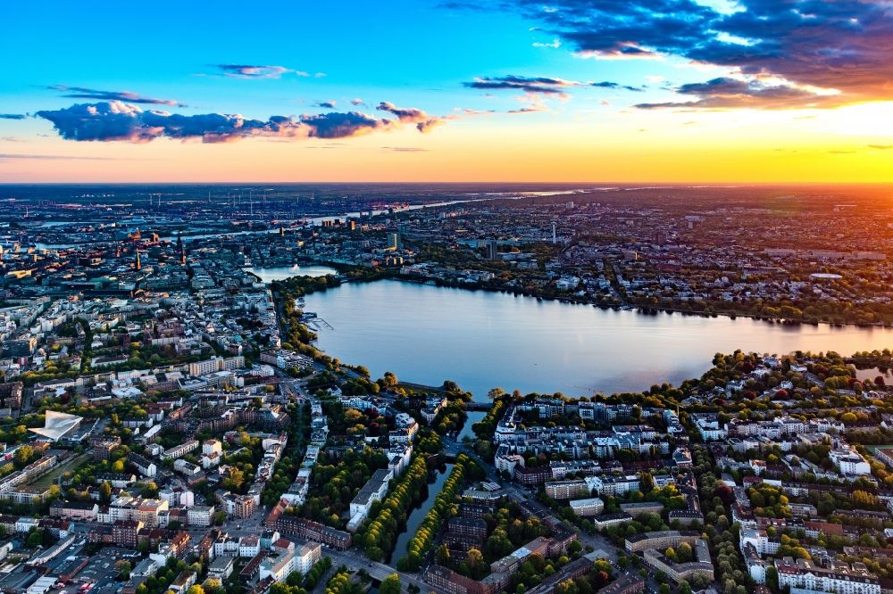 Hamburg aus der Vogelperspektive: Sonnenuntergang im Stadtgebiet der Außenalster in Hamburg