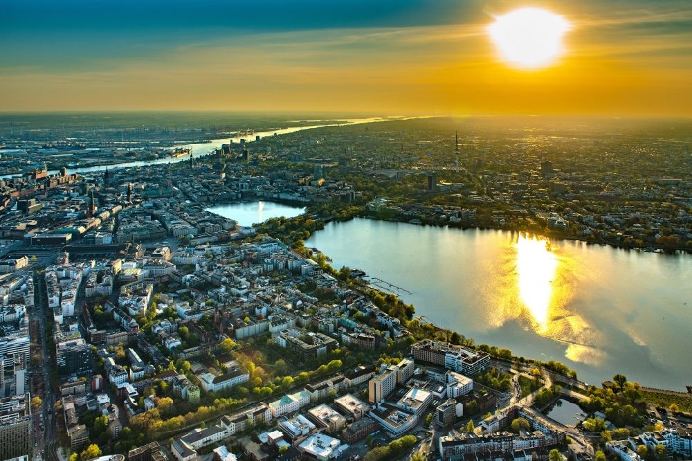Hamburg von oben - Sonnenuntergang im Stadtgebiet der Außenalster in Hamburg