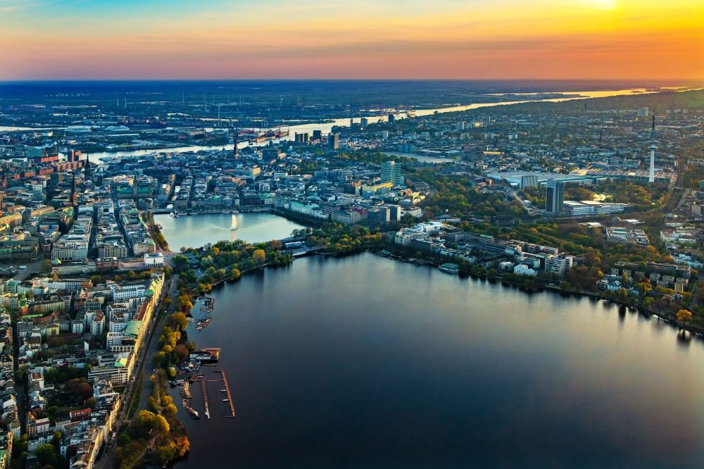 Luftbild Hamburg - Sonnenuntergang im Stadtgebiet der Außenalster in Hamburg