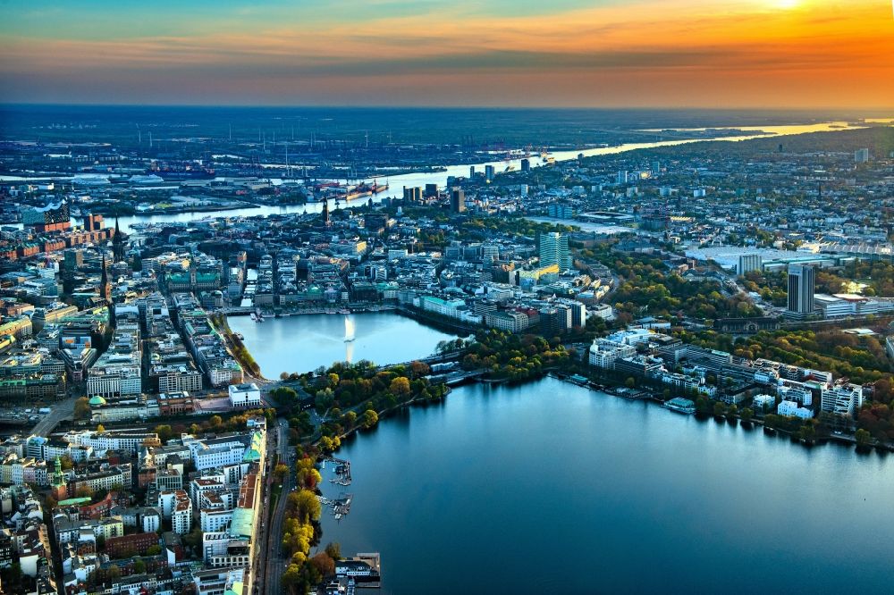 Luftaufnahme Hamburg - Sonnenuntergang im Stadtgebiet der Außenalster in Hamburg