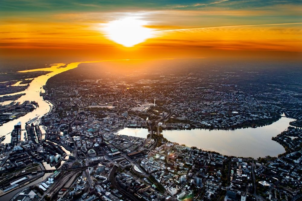 Hamburg von oben - Sonnenuntergang im Stadtgebiet der Außenalster in Hamburg