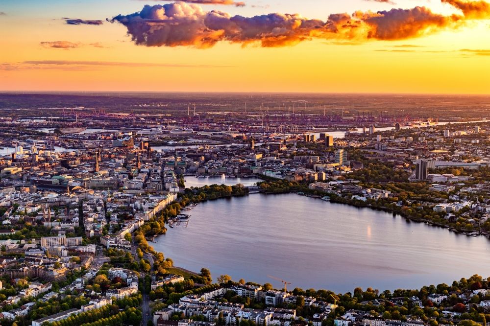 Hamburg aus der Vogelperspektive: Sonnenuntergang im Stadtgebiet der Außenalster in Hamburg