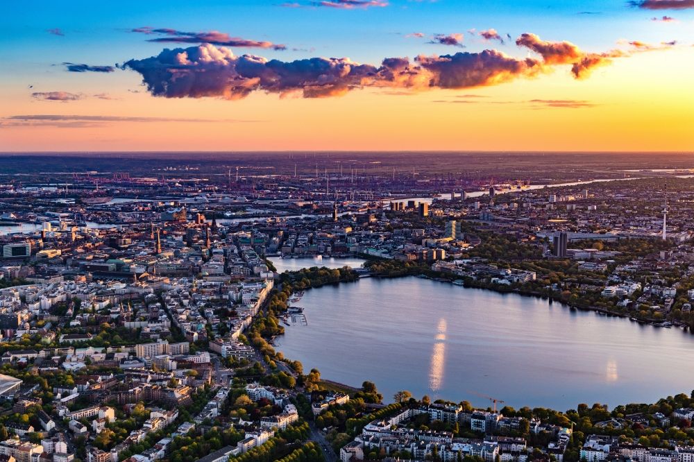 Luftbild Hamburg - Sonnenuntergang im Stadtgebiet der Außenalster in Hamburg