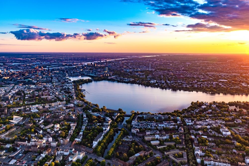 Luftaufnahme Hamburg - Sonnenuntergang im Stadtgebiet der Außenalster in Hamburg