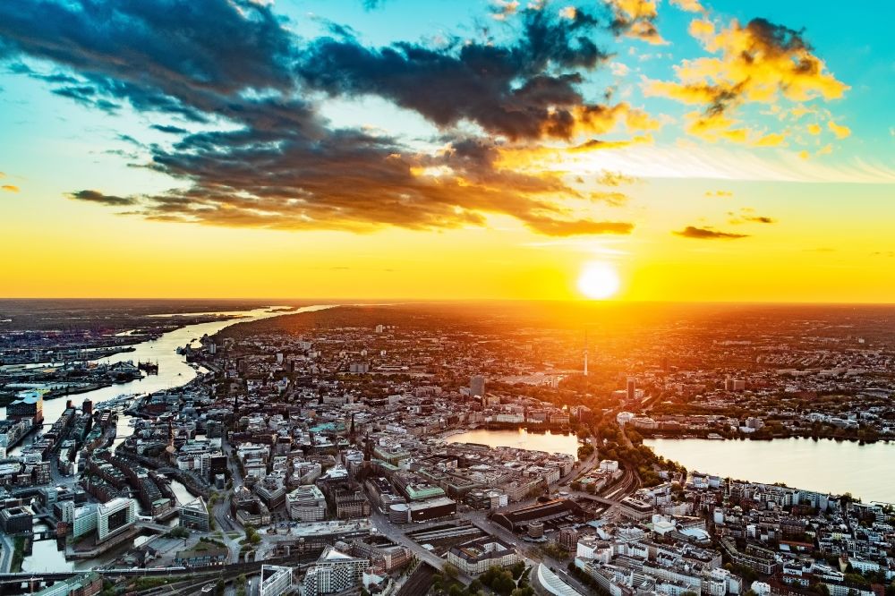 Hamburg aus der Vogelperspektive: Sonnenuntergang an den Uferbereichen der Binnenalster in Hamburg, Deutschland