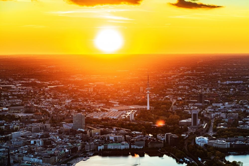 Luftbild Hamburg - Sonnenuntergang an den Uferbereichen der Binnenalster in Hamburg, Deutschland