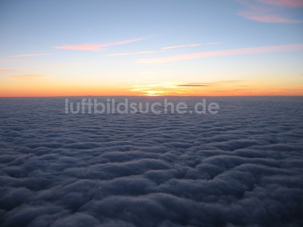 Römerstein aus der Vogelperspektive: Sonnenuntergang mit Wolkenteppich in Römerstein im Bundesland Baden-Württemberg