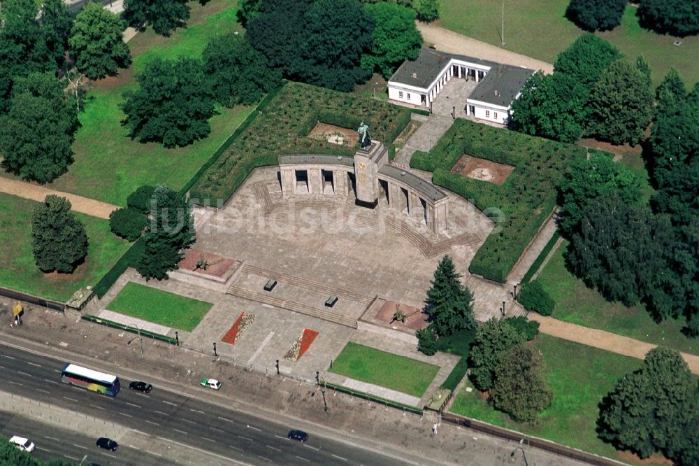 Luftaufnahme Berlin-Tiergarten - Sowjetisches Ehrenmal in Berlin-Tiergarten in Berlin