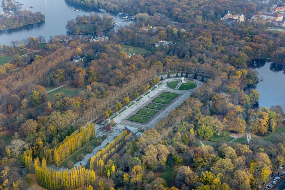 Luftbild Berlin - Sowjetisches - russisches Ehrenmal im Treptower Park in Berlin