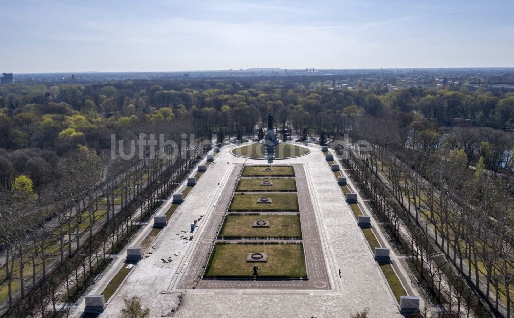 Berlin von oben - Sowjetisches - russisches Ehrenmal im Treptower Park in Berlin