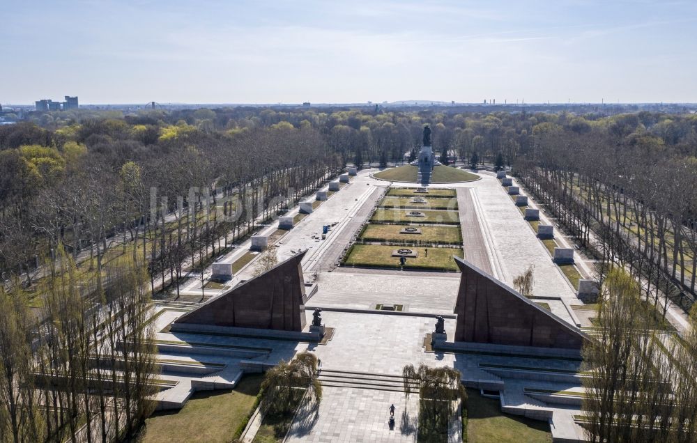 Luftbild Berlin - Sowjetisches - russisches Ehrenmal im Treptower Park in Berlin