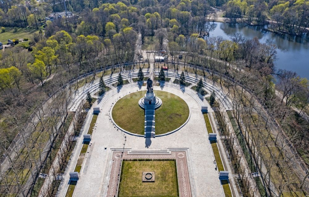 Luftaufnahme Berlin - Sowjetisches - russisches Ehrenmal im Treptower Park in Berlin