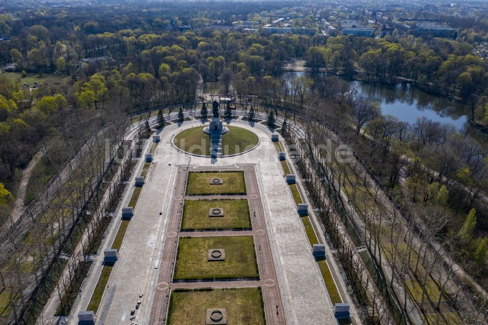 Berlin von oben - Sowjetisches - russisches Ehrenmal im Treptower Park in Berlin